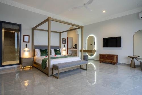 Suite with Balcony, Pool & Sea View